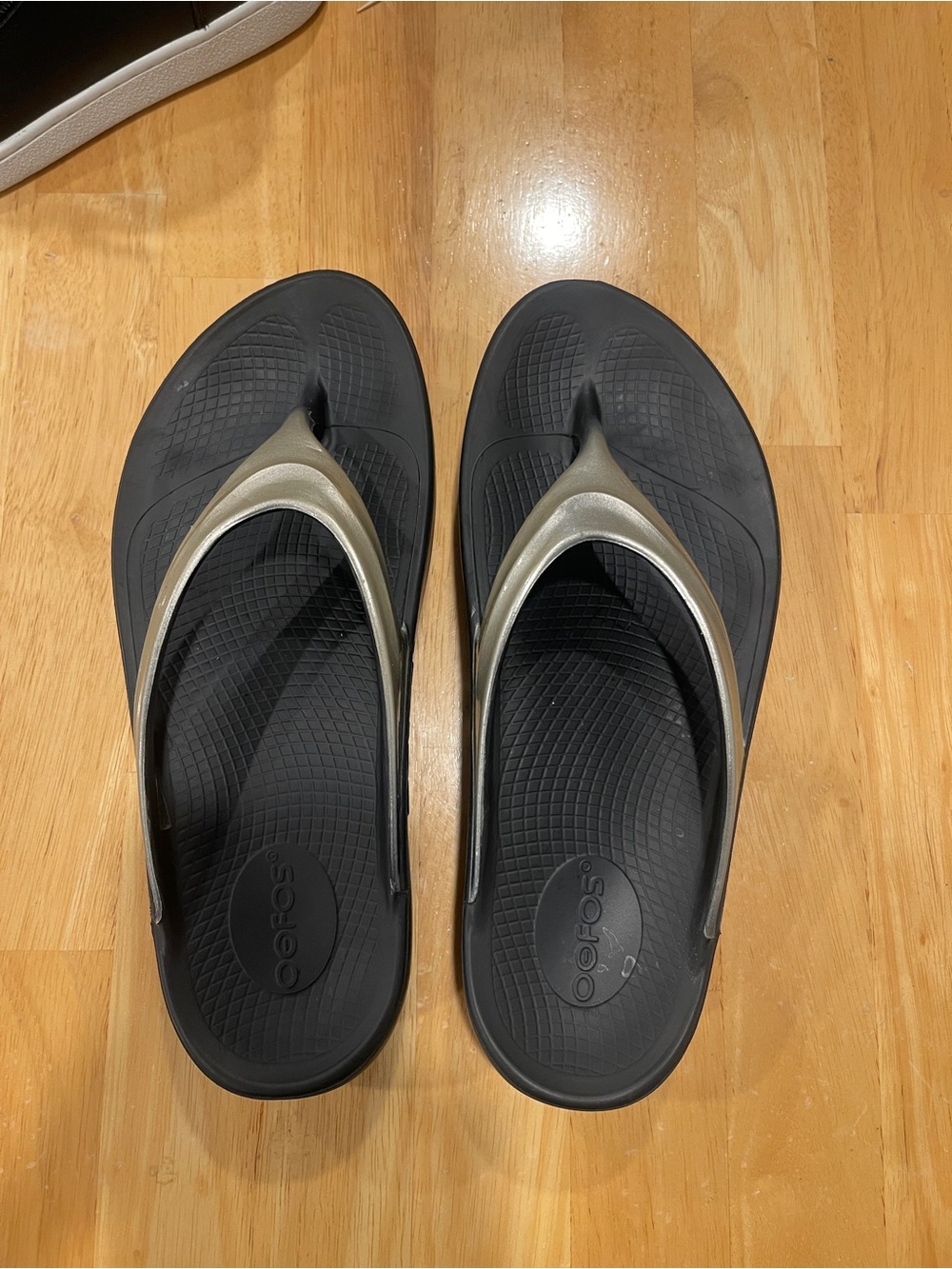 OOFOS Black Footbed with Metallic Silver Straps Recovery Flip Flops 10-Like New